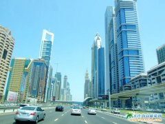 �ϰ����ΈDƬ������s����ߴ��ϵĽ���Ⱥ