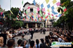 ����ӭ��(l��i)���ο����߷����ڶ����M(j��n)��82325�˴�